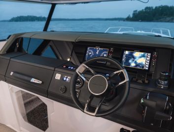 Axopar 38 XC Cross Cabin, Helm Station
