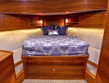 Grand Banks Eastbay 44, Accommodation