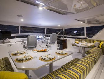 Outer Reef 860 Cockpit Motoryacht, Fly Deck/Sportdeck