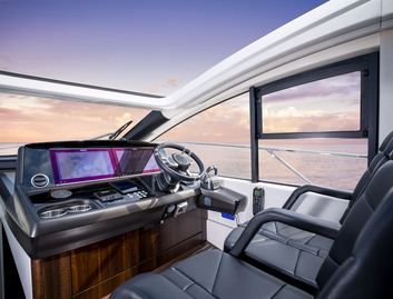 Sunseeker Predator 55 Evo, Helm Station