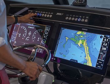 Boston Whaler 360 Outrage , Helm Station