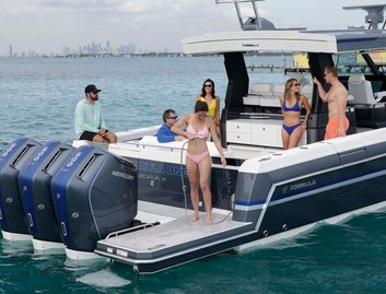 Formula 457 Center Console Sport, Deck Area