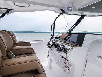 Cruisers 38 VTR, Helm Station