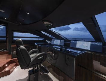 Riva 130 Bellissima, Helm Station