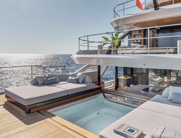 Azimut Grande 44M, Deck Area