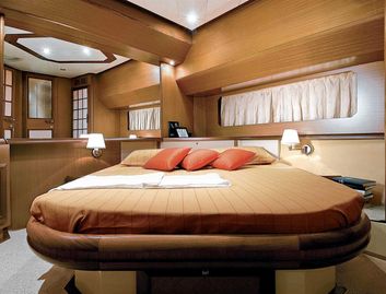 Mochi Craft Dolphin 44, Accommodation