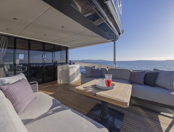 Absolute Navetta 75, Deck Area