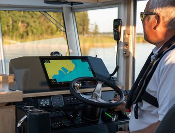 Sargo 31 OB , Helm Station