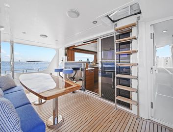 Outer Reef 670 Azure Sport Yacht, Deck Area