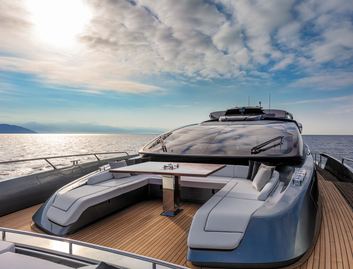 Riva 88&#039; Folgore, Deck Area