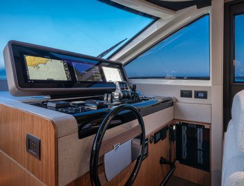 Ferretti 670 Mk2, Helm Station