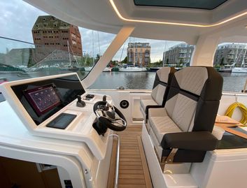 Fjord 41 XL, Helm Station
