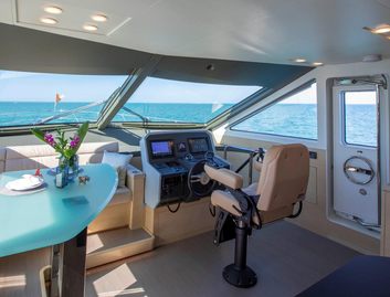 CL Yachts CLB72, Helm Station