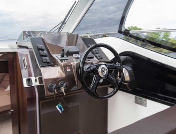 Galeon 305 HTS, Helm Station