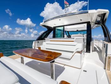 Tiara 56LS, Deck Area