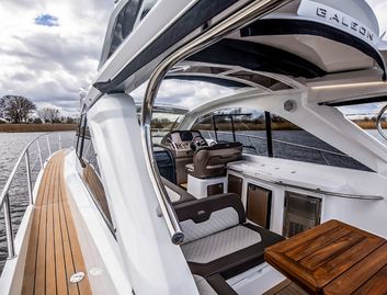 Galeon 405 HTS, Deck Area