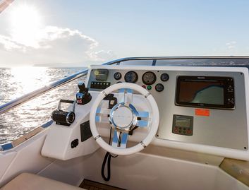 Azimut 54, Helm Station