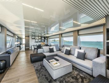 Ferretti 850, Interior