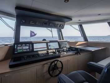 Outer Reef 27 Crossover , Helm Station