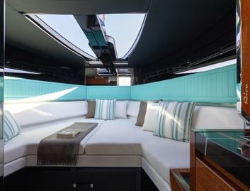 Riva Cento, Interior