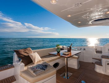 Azimut 54, Deck Area