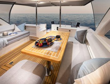 Riviera 50 Sports Motor Yacht, Deck Area