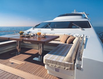 Azimut 98 Leonardo Gen 2, Deck Area