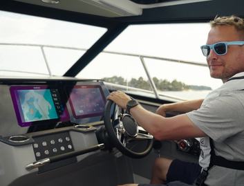 Aquador 250HT , Helm Station