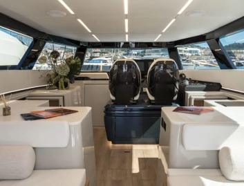Sunreef Ultima 55, Helm Station