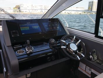 Cruisers 54 Cantius, Helm Station