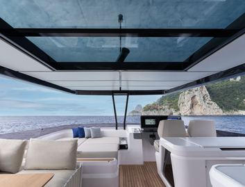 Ferretti 860, Fly Deck/Sportdeck