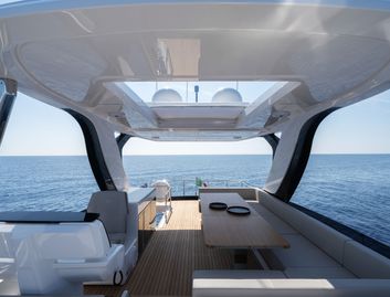 Ferretti 670 Mk2, Fly Deck/Sportdeck