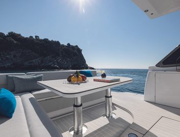 Azimut Verve 42 , Deck Area