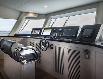 Numarine 37 XP, Helm Station