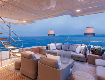 Custom Line Navetta 28, Deck Area