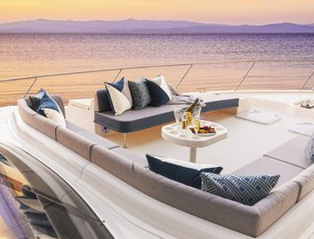 Riviera 64 Sports Motor Yacht, Deck Area