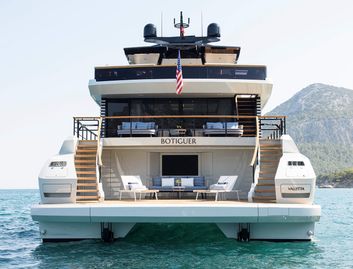 Lazzara LPC 300, Beach Club