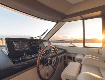 Azimut Magellano 60, Helm Station