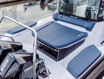 Axopar 29 XC Cross Cabin , Deck Area
