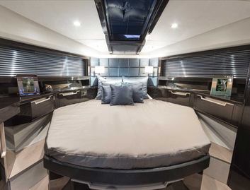 Galeon 430 Skydeck, Accommodation