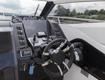 Galeon 305 Open, Helm Station