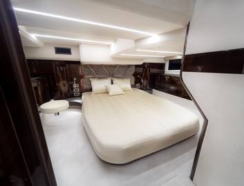 Galeon 410 HTC, Accommodation