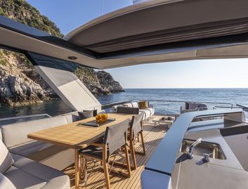 Absolute Navetta 64, Fly Deck/Sportdeck