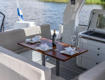 Quarken 35 Grand Tourer, Deck Area