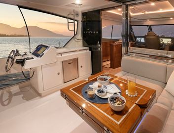 Riviera 64 Sports Motor Yacht Series II Mk2, Deck Area