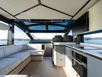 Sunseeker Predator 55 Mk2, Interior