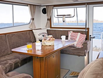 Sargo 36 Fly, Interior