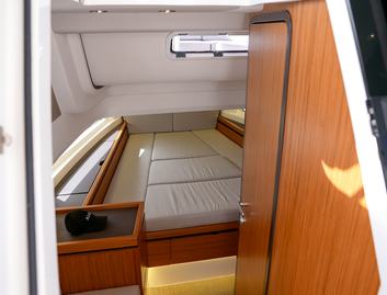 Aiata Wayfinder 38 Suntop, Accommodation
