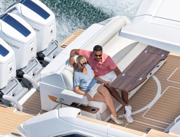 Tiara 48LE , Deck Area
