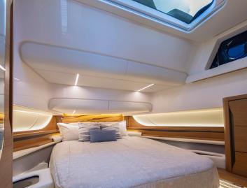 Tiara 46LS, Accommodation